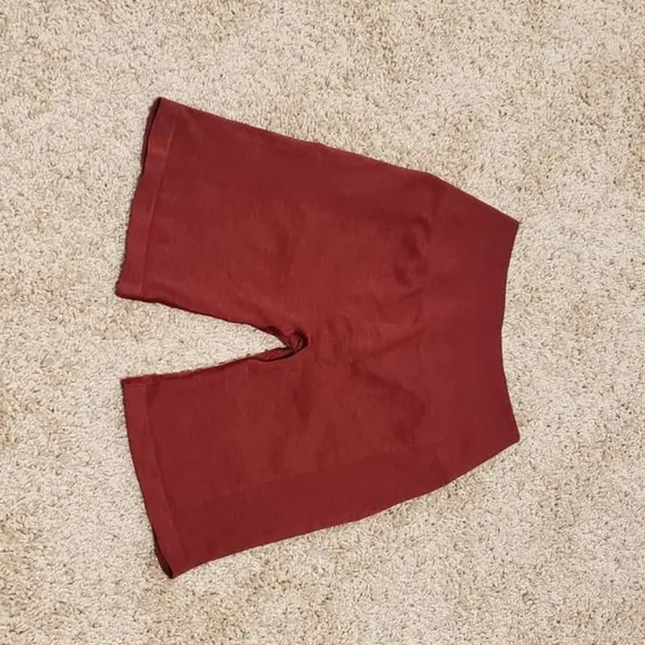 Alphalete Amplify Biker Shorts in Bordeaux