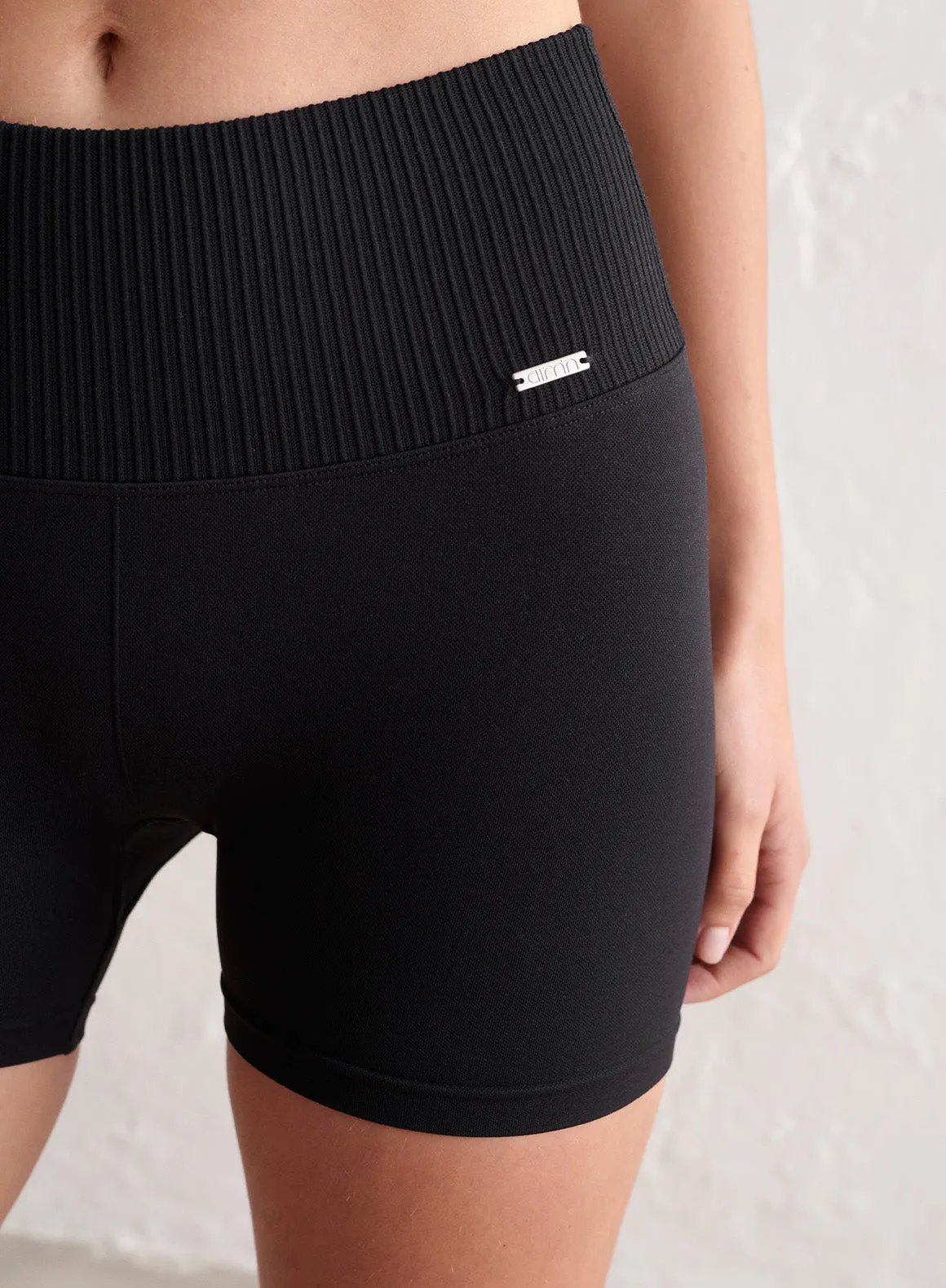 BLACK LIMITLESS SEAMLESS MIDI BIKER SHORTS