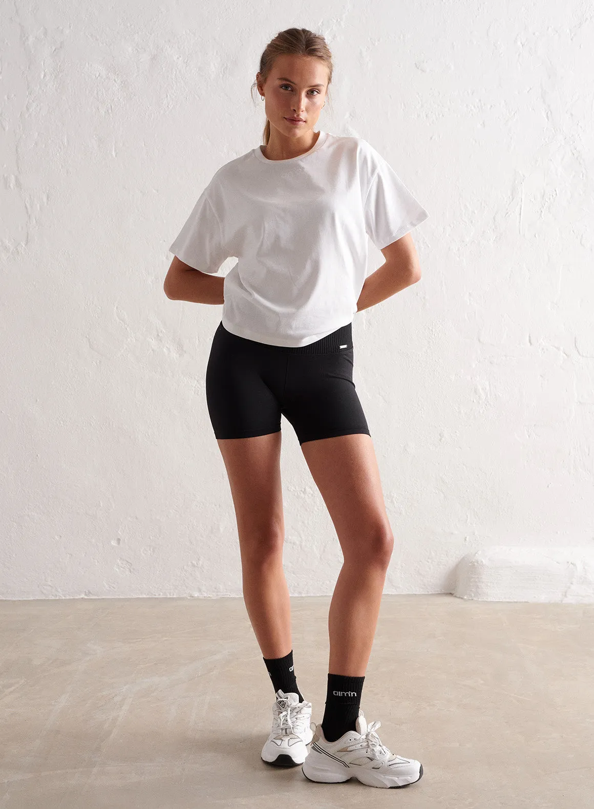 BLACK LIMITLESS SEAMLESS MIDI BIKER SHORTS