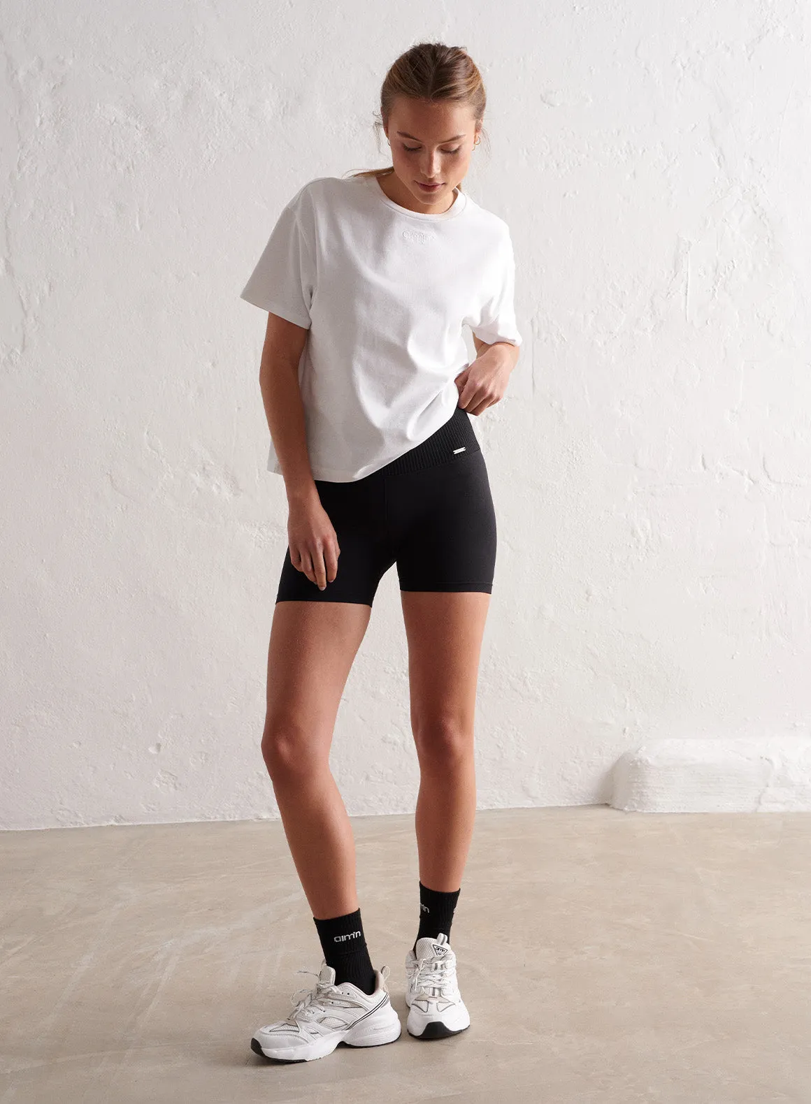 BLACK LIMITLESS SEAMLESS MIDI BIKER SHORTS