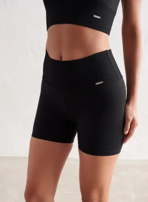 BLACK LIMITLESS SEAMLESS MIDI BIKER SHORTS